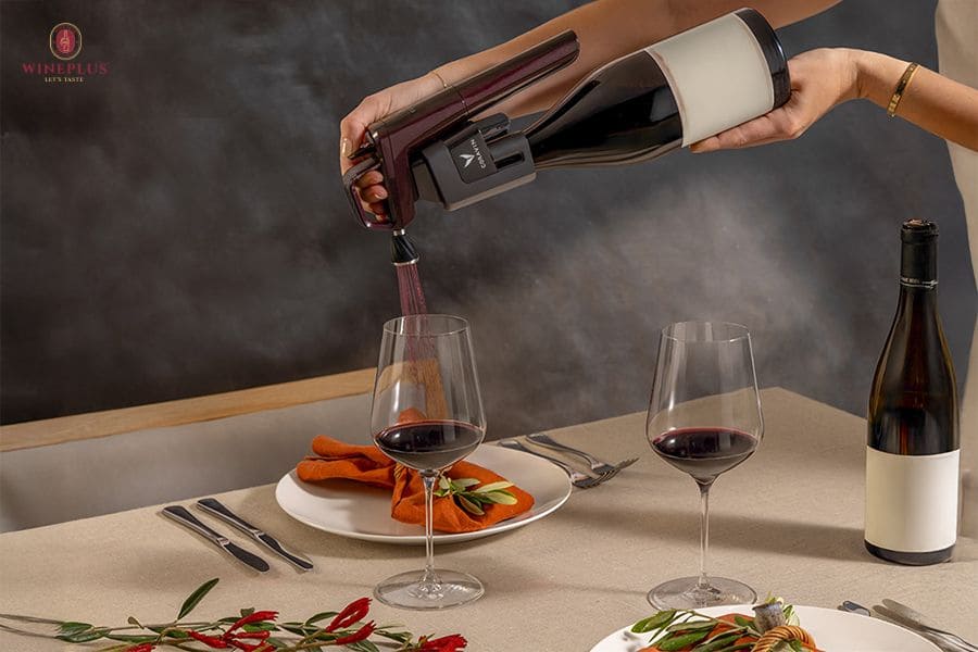 Rượu vang thở là gì? Cách cho vang thở và thời gian thở phù hợp 7 Su-dung-Wine-Aerator-de-tang-tiep-xuc-giua-vang-va-khong-khi