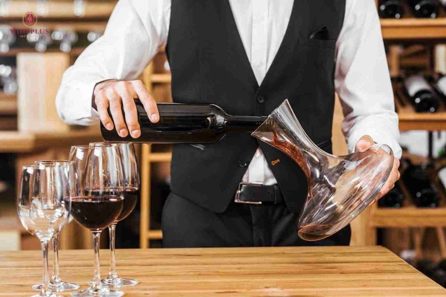 Rượu vang thở là gì? Cách cho vang thở và thời gian thở phù hợp 6 Su-dung-binh-Decanter-de-cho-ruou-vang-tho