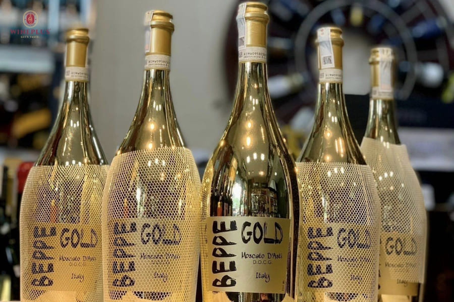 TOP 10+ chai rượu vang trắng ngon, dễ uống đáng thử nhất 2026 5 Beppe-Gold-Moscato-DAsti-co-vi-ngot-diu-bot-sui-nhe-va-huong-dao-chin-hap-dan