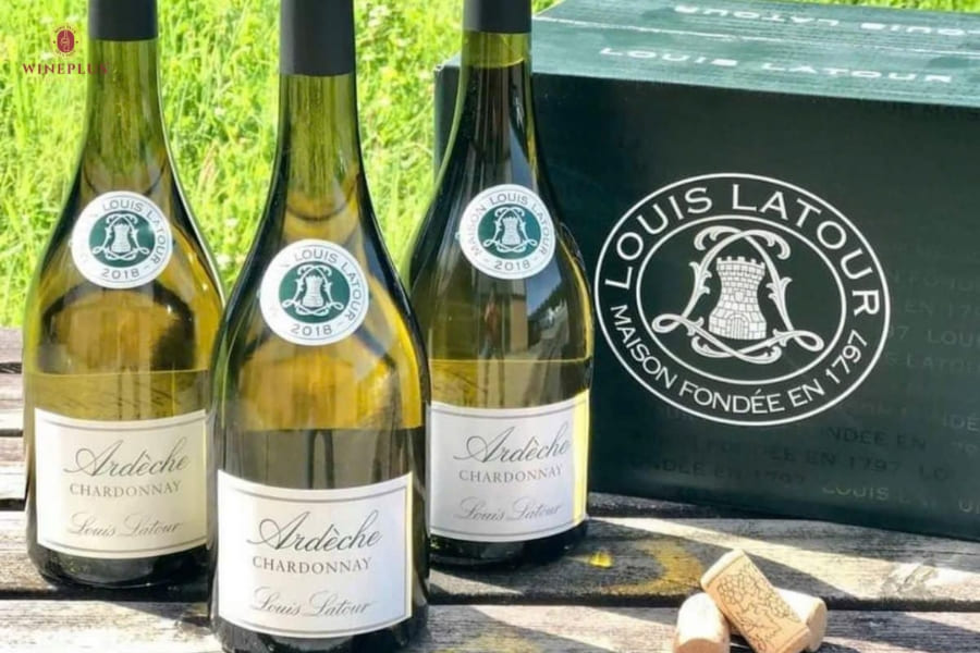 TOP 10+ chai rượu vang trắng ngon, dễ uống đáng thử nhất 2026 1 Louis-Latour-Ardeche-Chardonnay-can-bang-giua-huong-tao-xanh-bo-nhe-va-hau-vi-thanh-lich