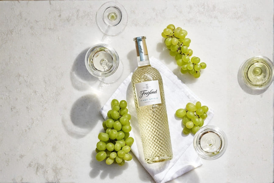 Các loại vang trắng phổ biến: Đặc điểm, hương vị & cách chọn 5 Pinot-Grigio-co-huong-vi-nhe-nhang-tuoi-mat-va-de-thuong-thuc-voi-nhieu-doi-tuongPinot-Grigio-co-huong-vi-nhe-nhang-tuoi-mat-va-de-thuong-thuc-voi-nhieu-doi-tuong