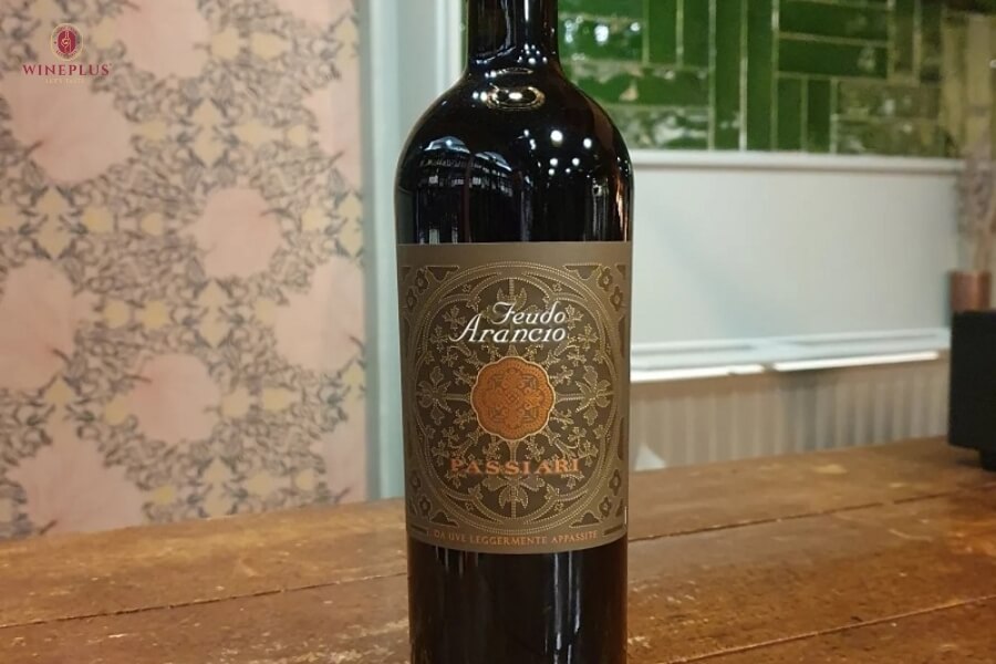 Dry wine là gì? Đặc điểm, lợi ích, TOP 6+ chai vang khô nổi bật 2026 6 ruou-vang-y-feudo-arancio-passiari